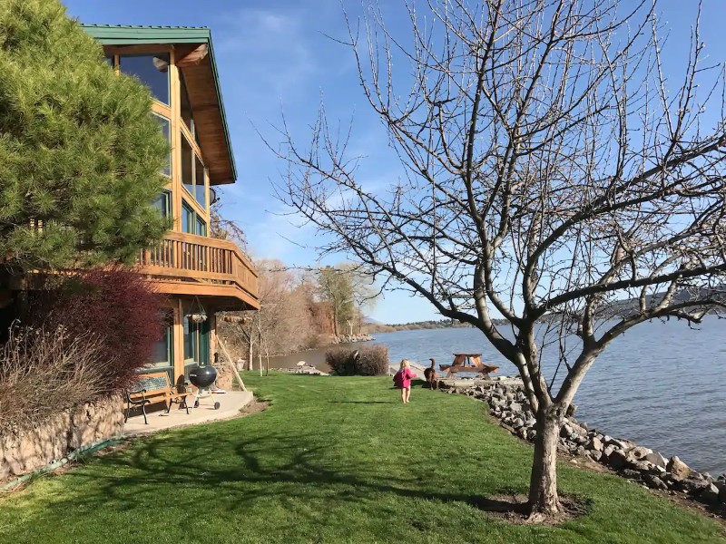 Top Lakefront and Riverfront Airbnbs in Oregon