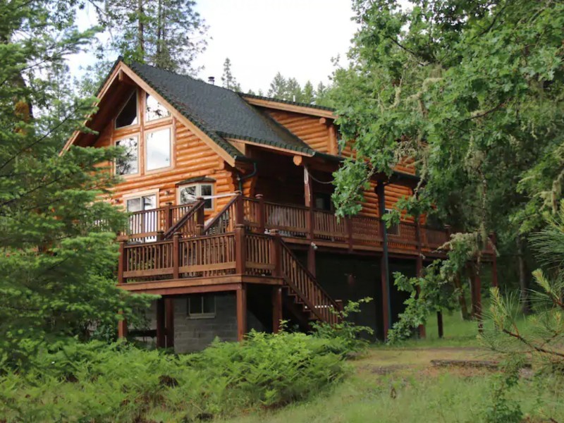 Top Lakefront and Riverfront Airbnbs in Oregon